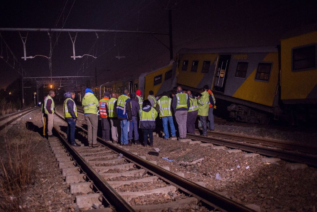Rettungskräfte bergen Verletzte nach dem Zugunglück in Johannesburg.