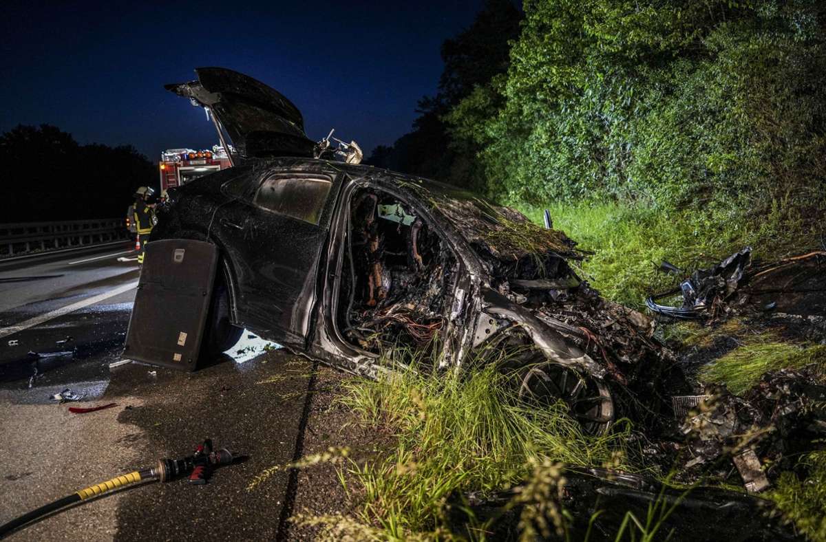 Das Fahrzeug brannte – der Schaden wird auf 100 000 Euro geschätzt.
