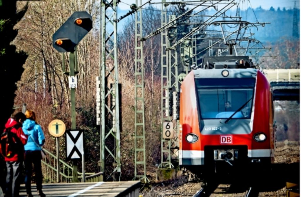 Bei  Bahnstrecken rund um Stuttgart gibt es Lücken im Notrufnetz. Foto: Lg/Achim Zweygarth