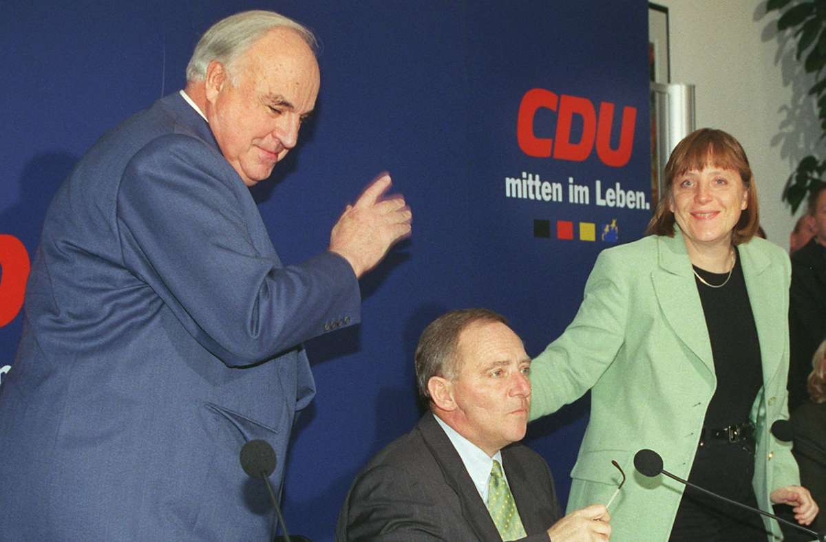 30. November 1999, Berlin: Der Altbundeskanzler und damalige Ehrenvorsitzende der CDU, Helmut Kohl (links), nimmt zusammen mit dem ehemaligen CDU-Vorsitzenden Schäuble und der damaligen Generalsekretärin Angela Merkel an einer Pressekonferenz zur Spendenaffäre um den ehemaligen Schatzmeister der Partei teil. Kurz darauf räumt Schäuble ein, eine größere Barspende entgegengenommen zu haben.