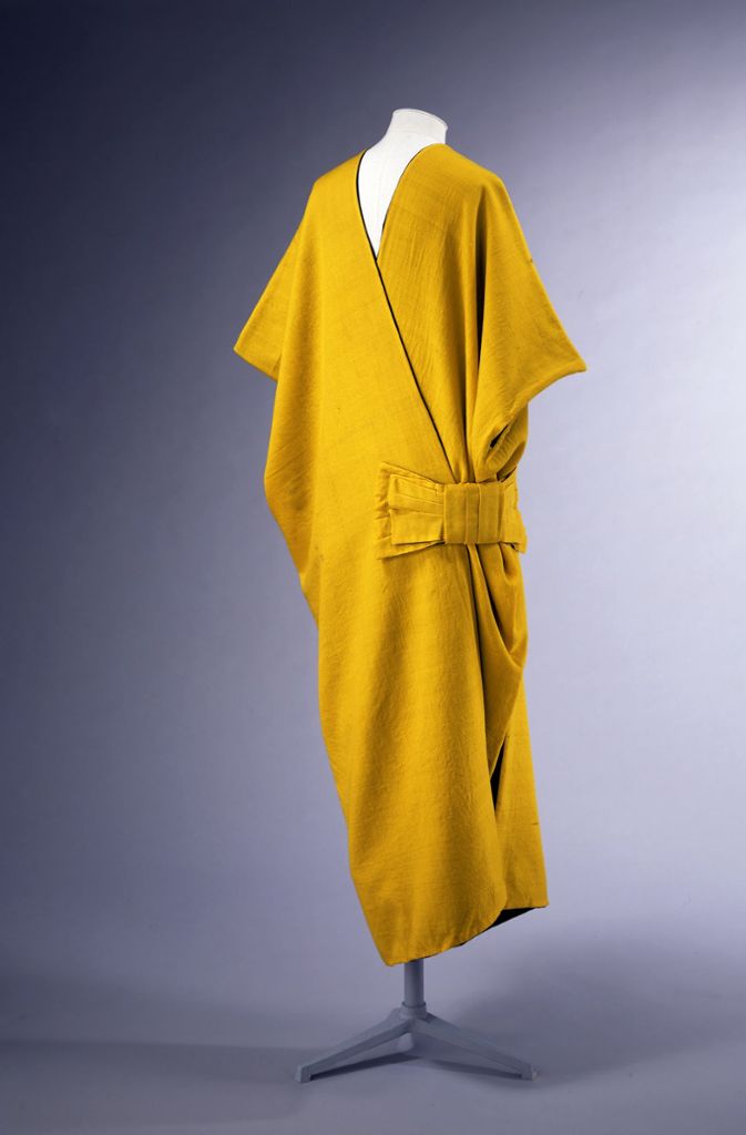 Die Japanmode erreichte Ende des 19. Jahrhunderts Europa. Der französische Modedesigner Paul Poiret ließ sich um 1913 für seinen Mantel offensichtlich von einem Kimono-Schnitt inspirieren.