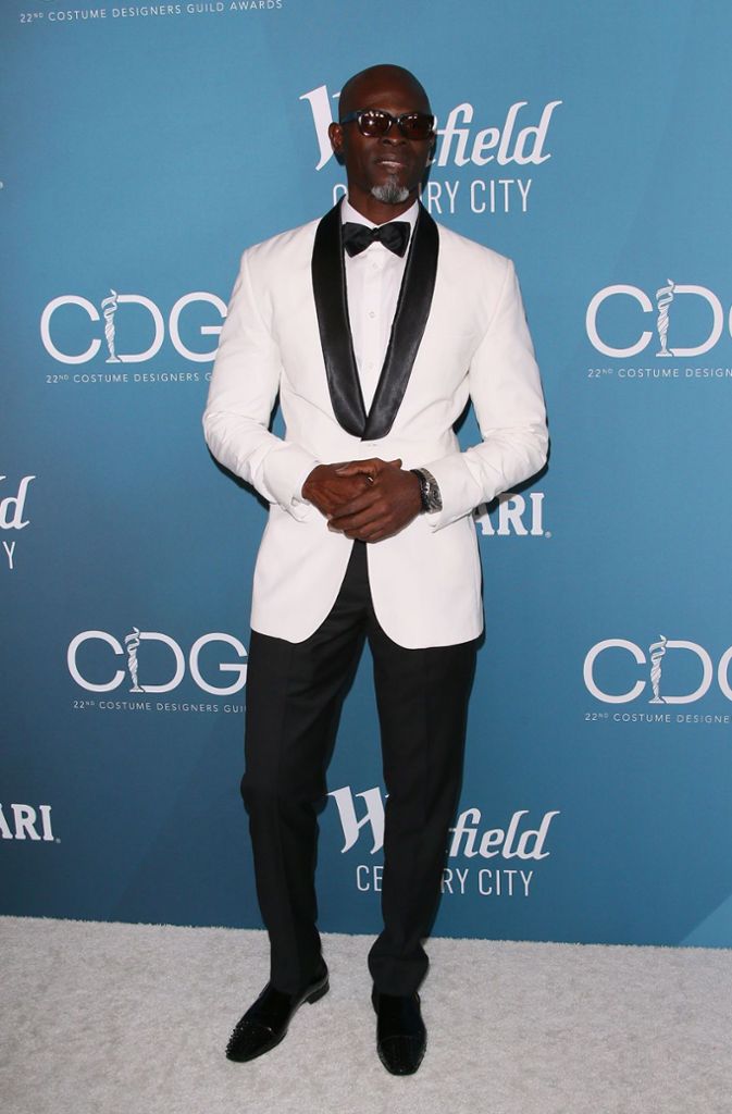 Schauspieler Djimon Hounsou trug die umgekehrte Farbkombination mit weißem Sacke und schwarzer Fliege.
