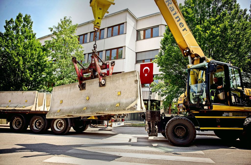 Zur Sicherheit wird vor dem Wahllokal in Zuffenhausen eine 90 Meter lange Betonwand aufgebaut. Foto: Lichtgut/Leif Piechowski