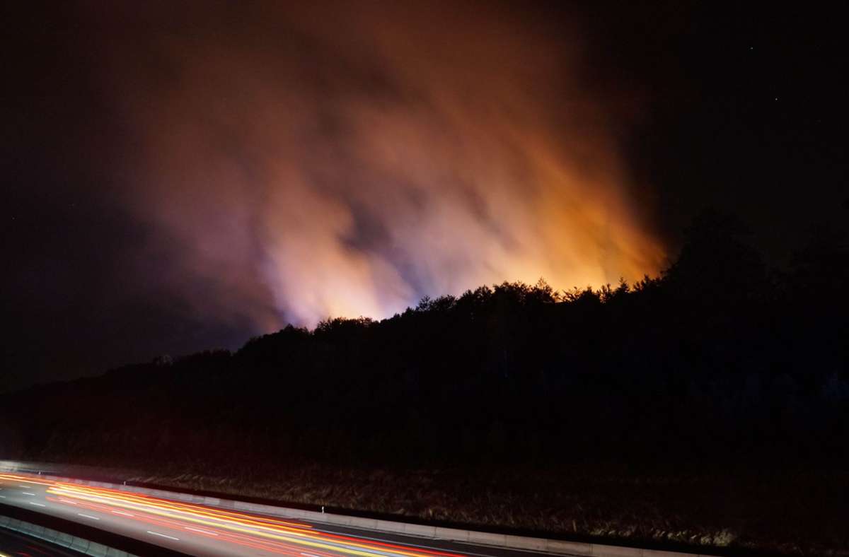 Das Feuer war weithin sichtbar auf einem Hügel über der Autobahn A8.