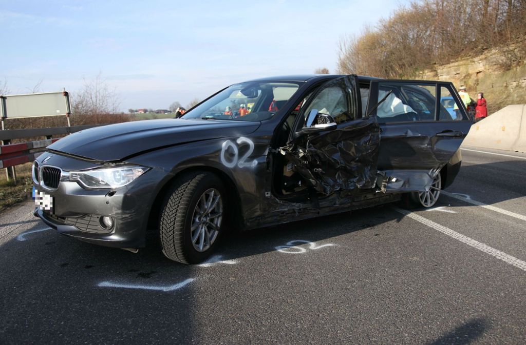 ...erlitt der Fahrer dieses BMW schwere Blessuren. Er musste von der Feuerwehr aus seinem Auto befreit werden.