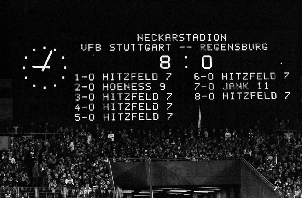 Die Anzeigetafel im Neckarstadion am 13. Mai 1977: Ottmar Hitzfeld trifft sechsmal gegen Regensburg. Foto: Baumann