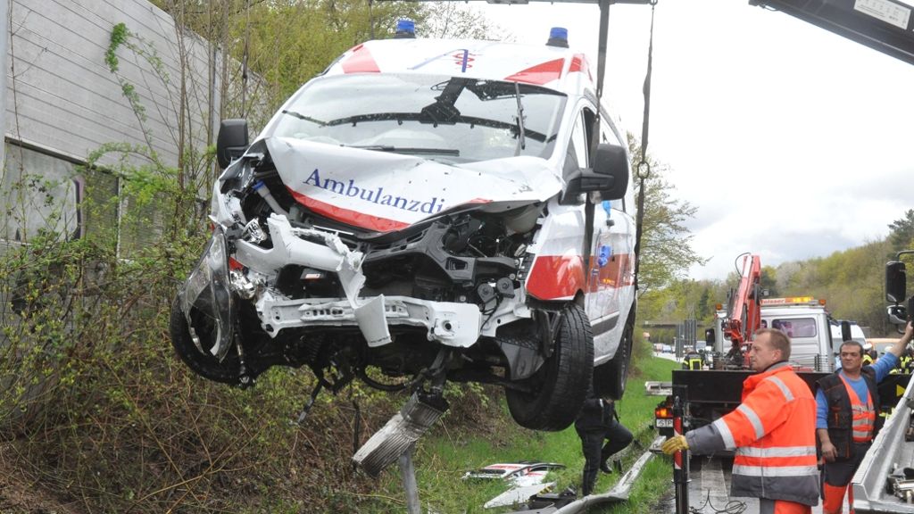 Schwerer Unfall in Stuttgart-Stammheim: Rettungswagen verunglückt in Kurve