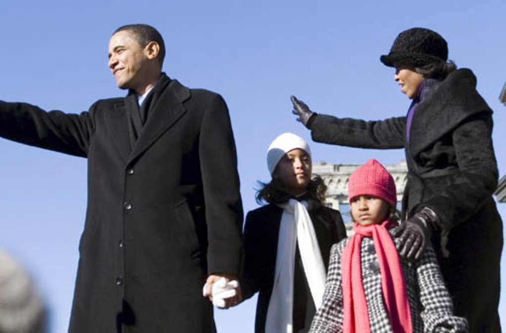 Im Februar 2007 zeigt sich der damalige Gouverneur von Illinois, Barack Obama, mit seiner Familie vor dem Old Capitol Building in Springfield, Illinois, um offiziell seine Kandidatschaft für das Präsidentenamt zu verkünden. Die Töchter Malia (zweite von links) und Sasha (zweite von rechts) bei einem ihrer ersten öffentlichen Auftritte im zarten Alter von acht beziehungsweise fünf Jahren.