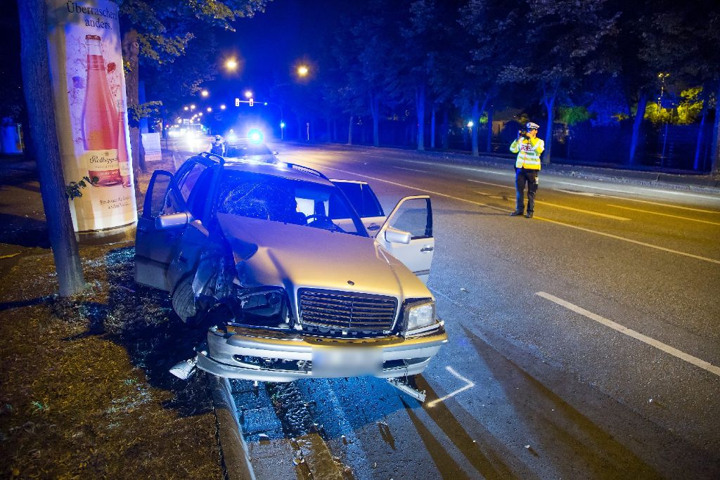 In Stuttgart-Bad Cannstatt ist es zu einem schweren Autounfall gekommen.