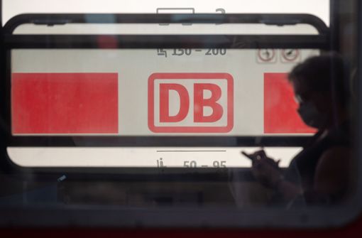 Im Kreis Ludwigsburg hat ein Mann zwei Fahrgäste in einem Zug angegriffen (Symbolbild). Foto: dpa/Sebastian Gollnow