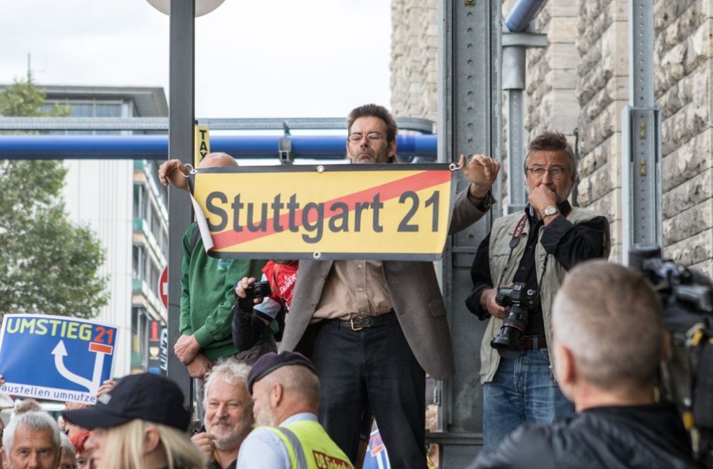 Vor dem Bahnhof Stuttgart sammeln sich die S21-Gegner.