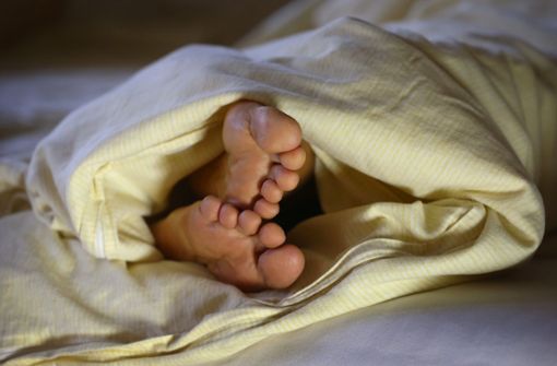 Laut Forschern sollen Menschen, die ihr Bett mit dem Partner teilen einen besseren und längeren Traumschlaf haben. Foto: dpa/Karl-Josef Hildenbrand