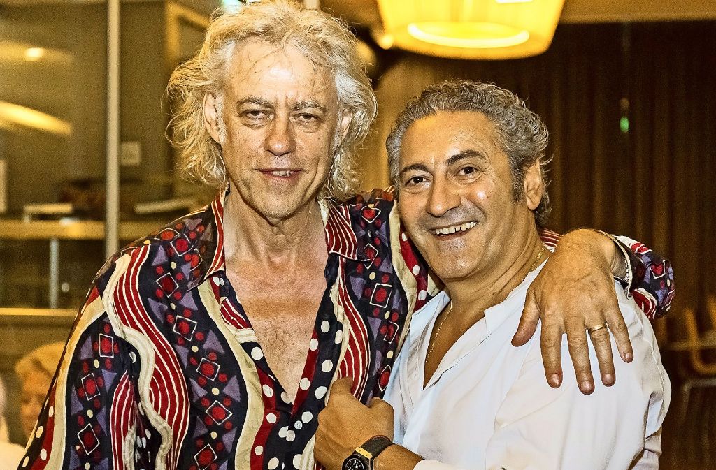Rockmusiker Bob Geldof mit Wirt Luigi Aracri im Ristorante La Commedia im Stuttgart Hospitalviertel.