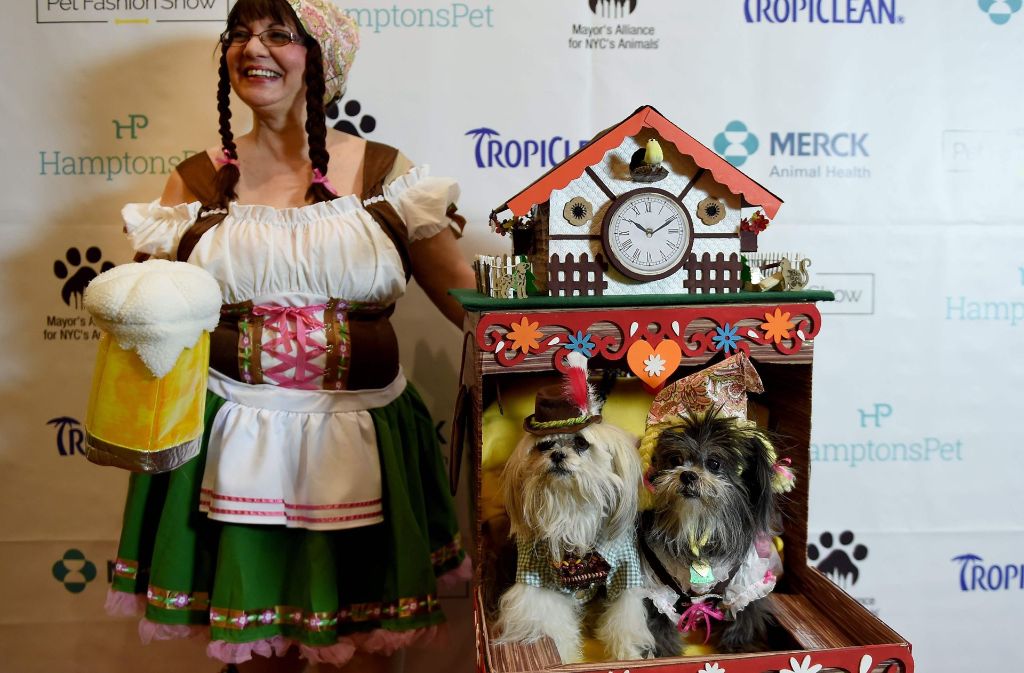 Das ist Deutschland, denkt jedenfalls Diana Lucchi, die sich auf der New York Pet Fashion Show mit ihren Hunden präsentiert – nebst Heidi-Zöpfen, Dirndl, Maßkrug und Kuckucksuhr. Foto: AFP