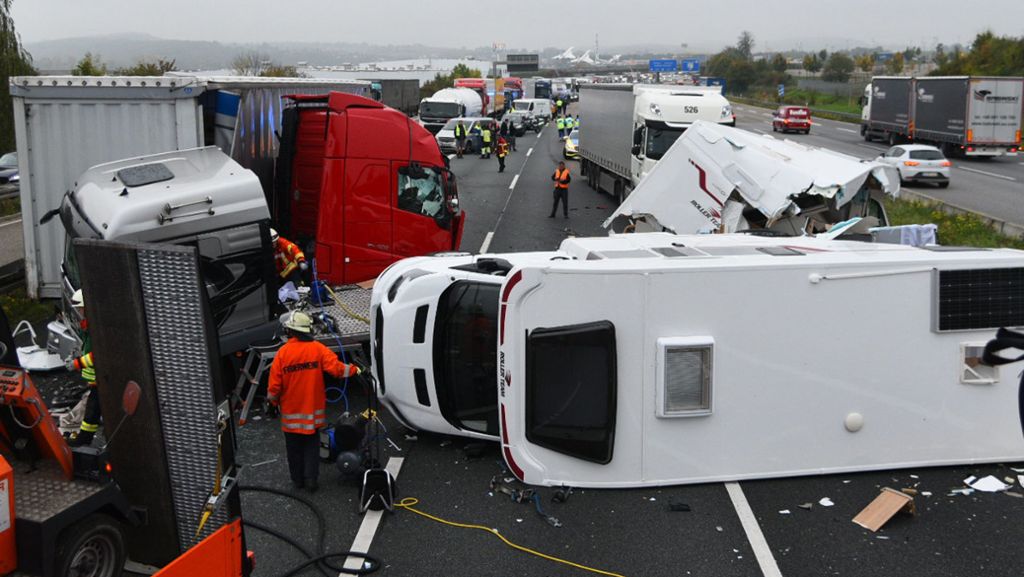 Unfall auf A6 bei Sinsheim: Drei Menschen schwer verletzt – Autobahn zehn Stunden gesperrt