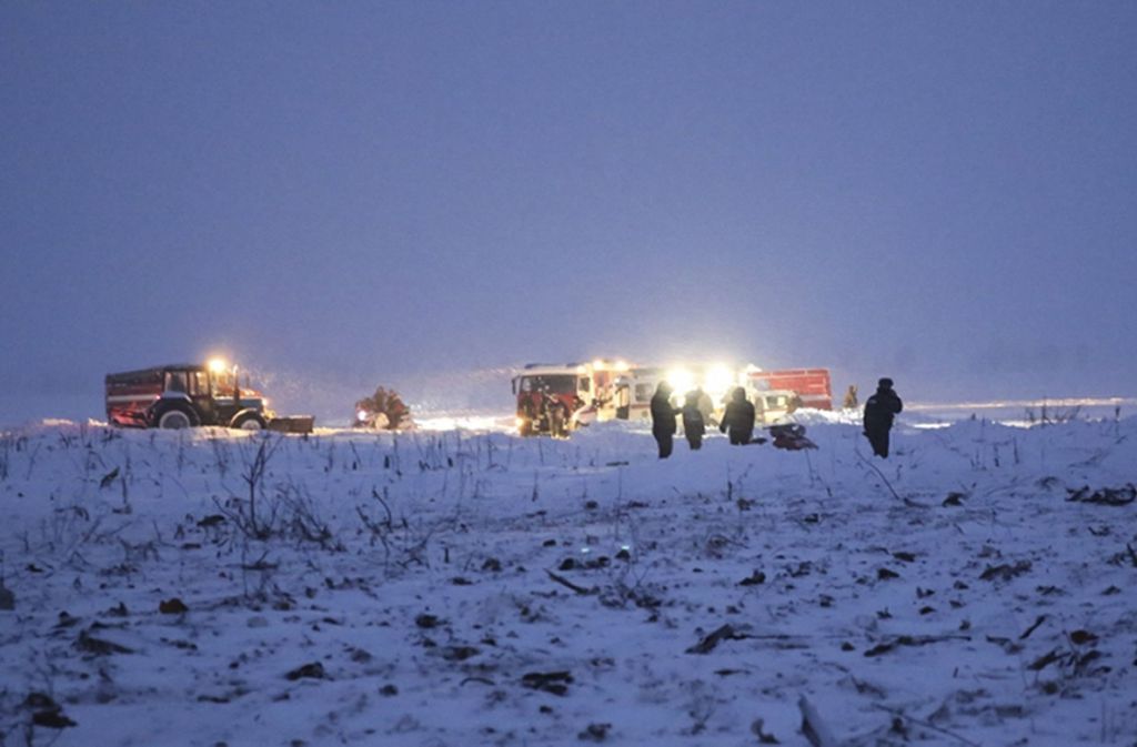 Nach dem Absturz eines russischen Passagierflugzeugs mit 71 Menschen an Bord haben die Einsatzkräfte die Flugschreiber nahe der Absturzstelle gefunden.