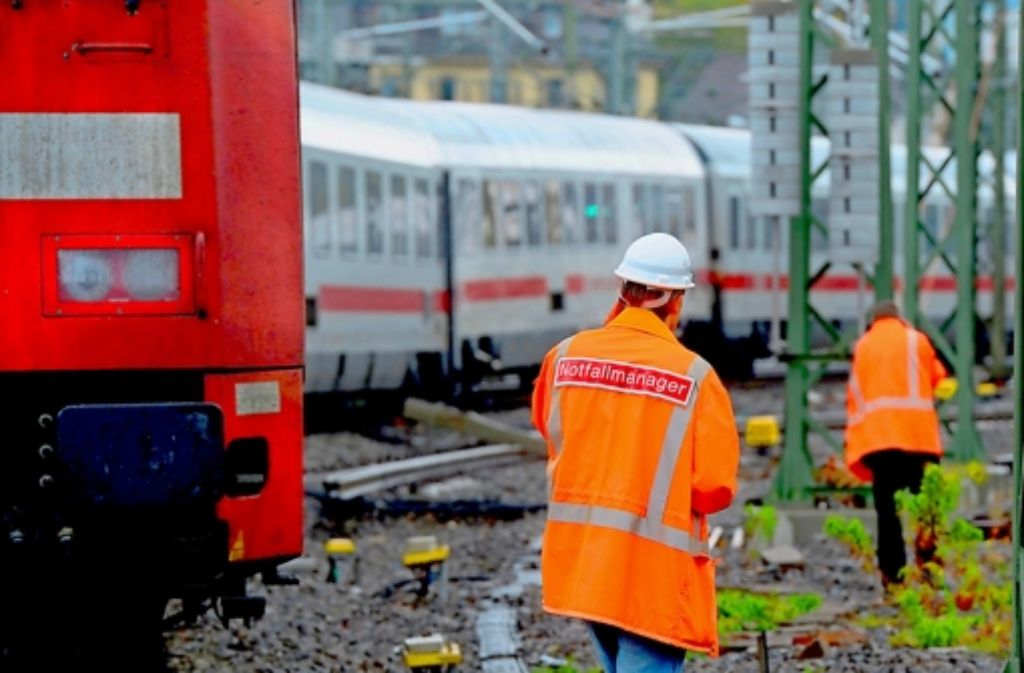 Der Notfallmanager ist am Stuttgarter Hauptbahnhof zu einem gefragten Mann geworden – vor allem Reisende hoffen auf eine ruhigere Zukunft dieses Bahnmitarbeiters. Foto: dpa