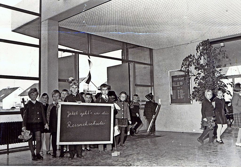 Am 27. Oktober 1967 war es so weit, die Mädchen und Buben konnten in ihre neue Schule einziehen. Foto: privat