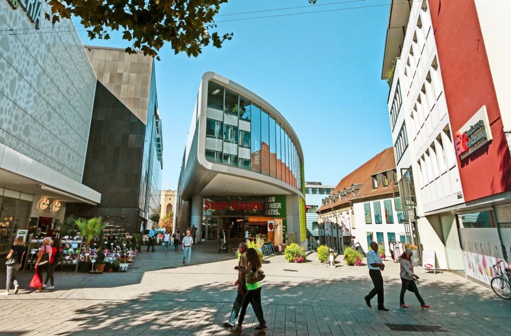 Stadtgalerie: Die Stuttgarter Architekten Blocher Blocher Partners haben die Lücke zwischen Kaufhof und Deutschhof für die Stadtgalerie mit einem lang gezogenen Kubus, der in einem gerundeten Baukörper mündet, geschlossen.
