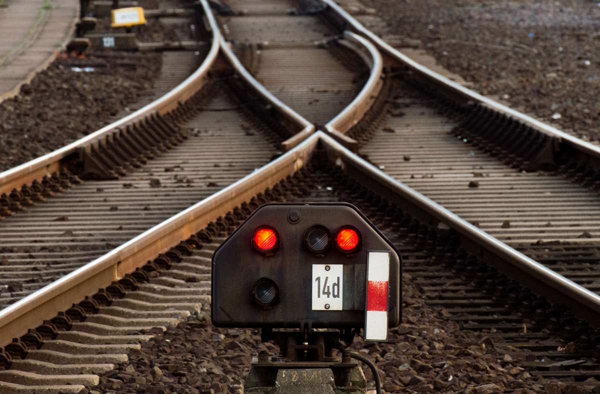 Die Signale bei der Bahn in Stuttgart stehen auf rot. Foto: dpa/Julian Stratenschulte