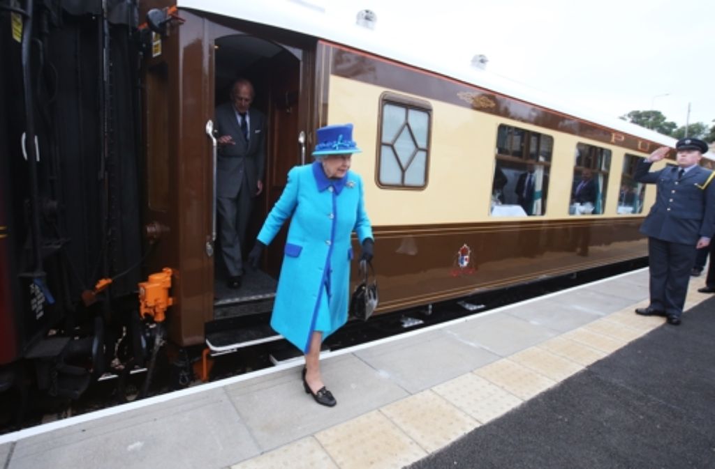 Die Queen entsteigt einem historischen Zug.