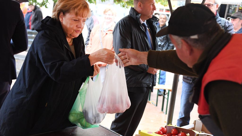 In Vorpommern: Merkels Auto mit Tomaten beworfen