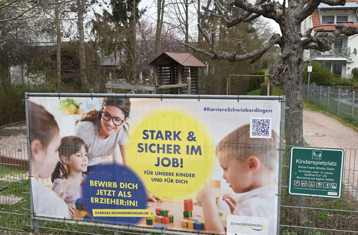 Auf Bannern wirbt die Gemeinde Schwieberdingen um Erzieher und Erzieherinnen. Foto: Werner Kuhnle