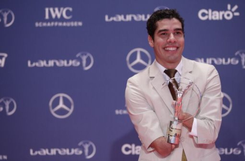 Der brasilianische Schwimmer und Goldmedaillengewinner bei den Paralympics 2012 Daniel Dias mit seinem Preis