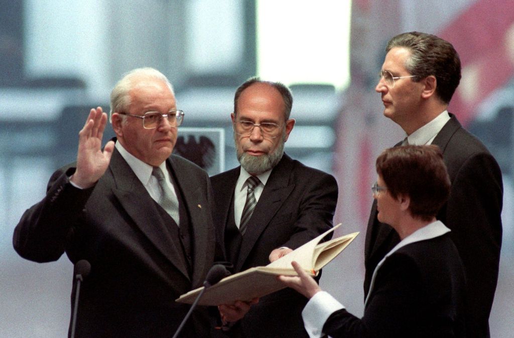 Zunächst hatte die CDU auf den sächsischen Politiker Steffen Heitmann gesetzt, dessen Kandidatur aufgrund verschiedener, umstrittener Äußerungen schließlich zurückgezogen wurde. Herzog setzte sich bei der Wahl gegen die von der FDP aufgestellte Kandidaten Hildeghard Hamm-Brücher sowie gegen Johannes Rau von der SPD durch. Am 30. Juni 1994 trat er das Amt des siebten Bundespräsidenten an, welches er bis zum 30. Juni 1999 inne hatte.