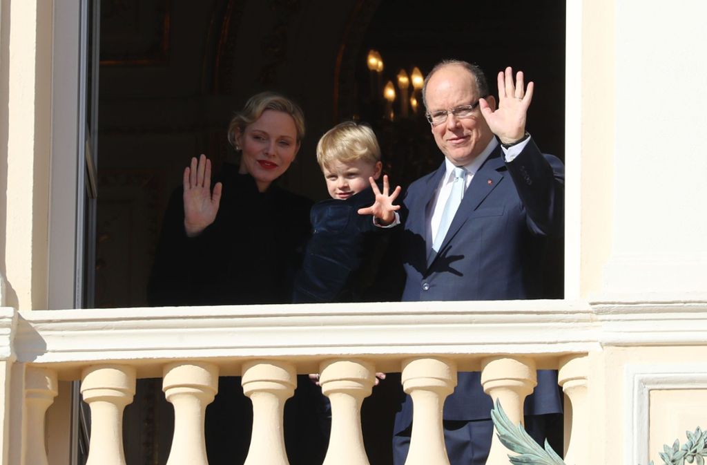 Von Balkon des Palastes winken Fürstin Charlène und Fürst Albert II mit ihrem Sohn Jacques.