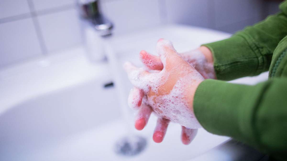  Im Kampf gegen das Coronavirus ist Händewaschen angesagt. Dabei raten Hautärzte, auf Desinfektionsmittel statt auf Seife zurückzugreifen. 