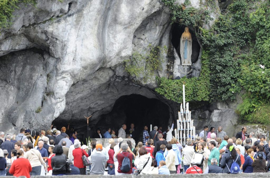 Seit 150 Jahren zieht es Pilger zur Grotte von Massabielle, wo am 11. Februar 1858 eine weiß gekleidete Frau der 14-jährigen Müllerstochter Bernadette Soubirous erschienen sein soll.