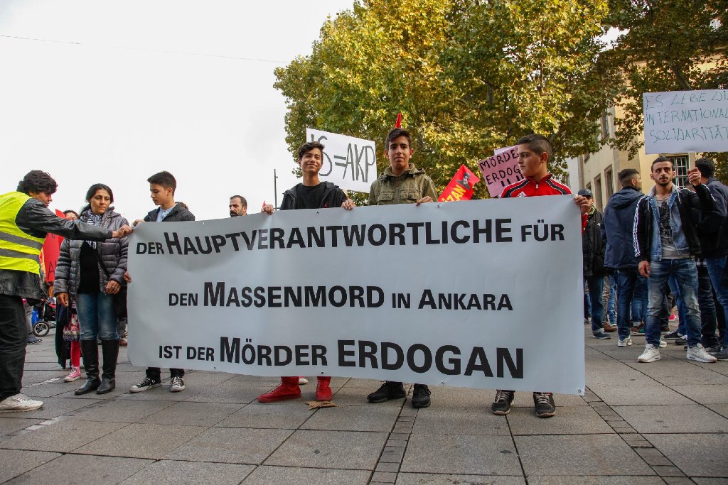 Nach den Bombenexplosionen in Ankara sind auch in Stuttgart spontan hunderte Menschen auf die Straße gegangen.