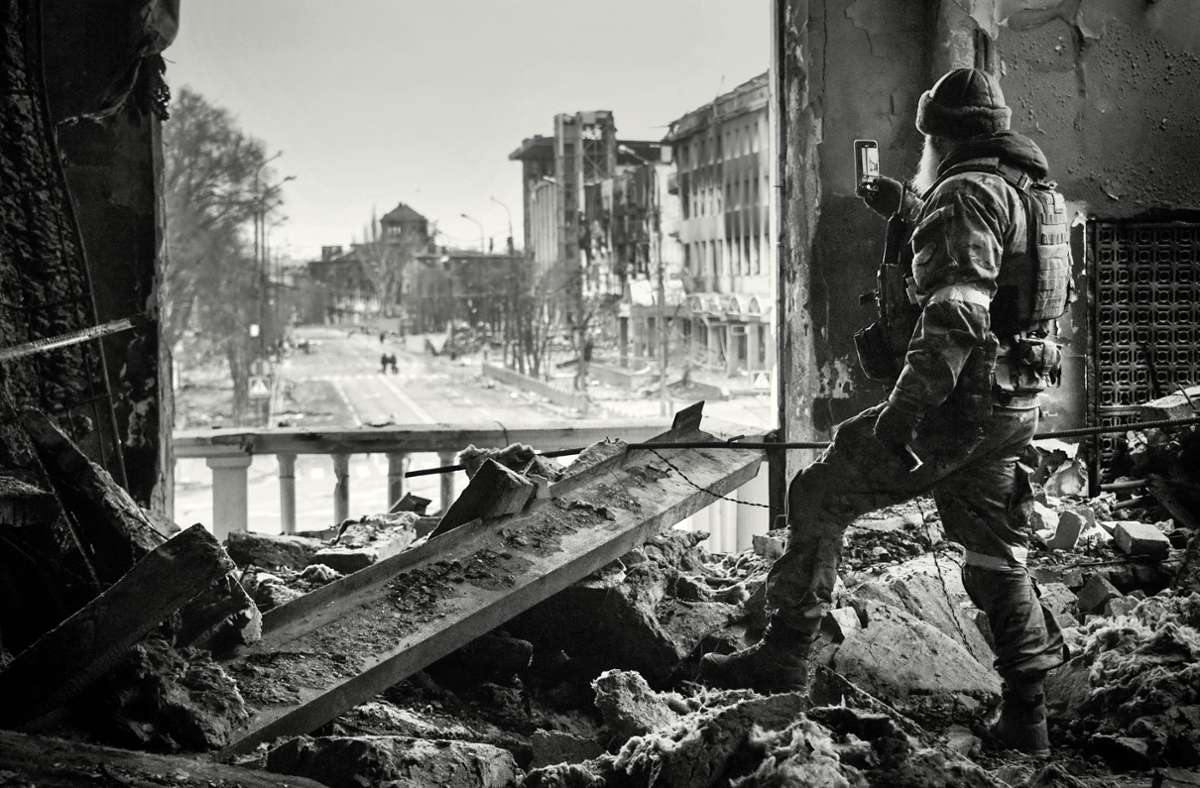 Ein russischer Soldat patrouilliert im Theater von Mariupol, das am 16. März 2022 bombardiert wurde. Die Stadt ist noch immer Ort heftiger Kämpfe.