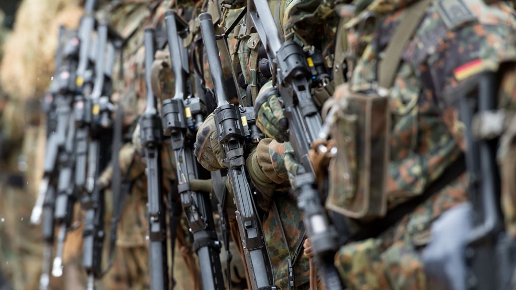  Das schwäbische Rüstungsunternehmen Heckler & Koch mit Sitz in Oberndorf am Neckar will die ausstehenden Waffenexporte nach Saudi-Arabien vor Gericht klären und die Bundesregierung zu einer Entscheidung zwingen. 