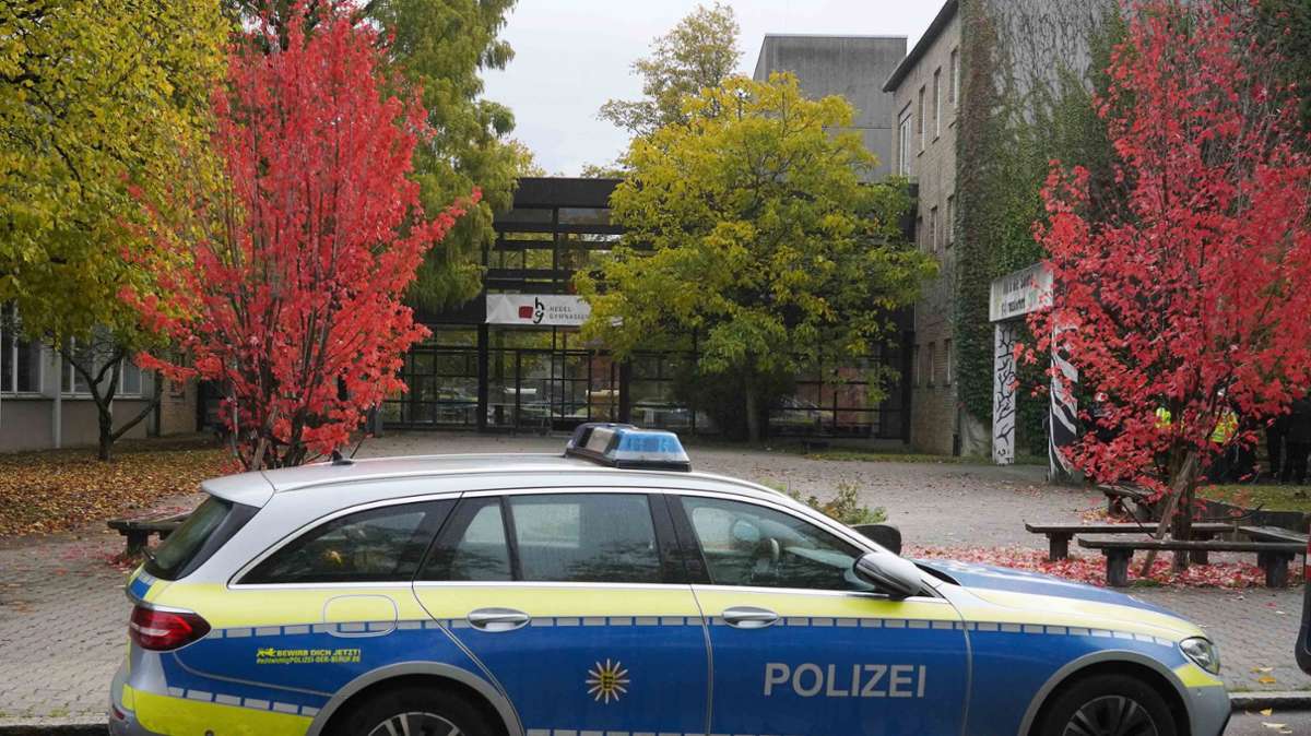 Polizeieinsatz vor dem Hegel-Gymnasium in Stuttgart-Vaihingen.