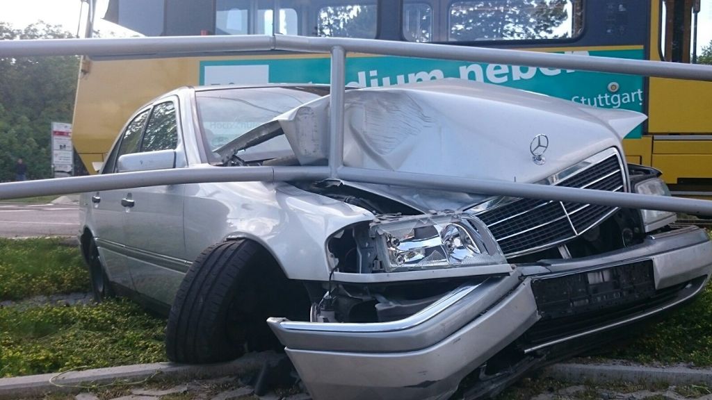 Stuttgart-Bad Cannstatt: Mercedes rammt U12 am Hallschlag