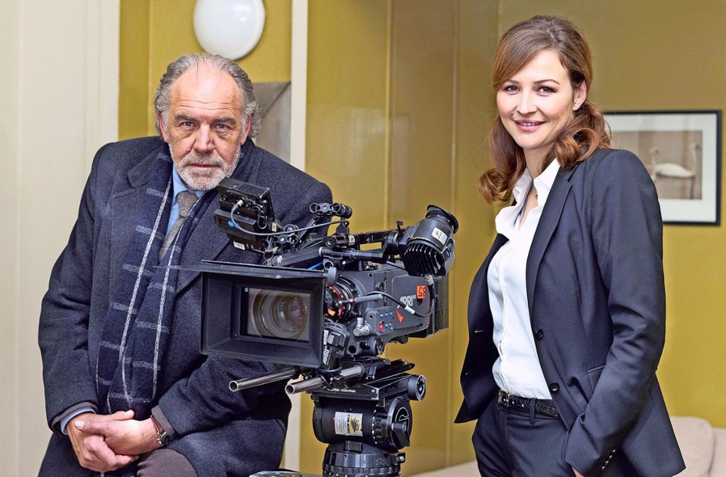 Katrin Bauerfeind und Schauspieler Christian Kohlund (als Anwalt Thomas Borchert) bei den Dreharbeiten des Pilotfilms zur ARD-Serie „Borcherts Fall“