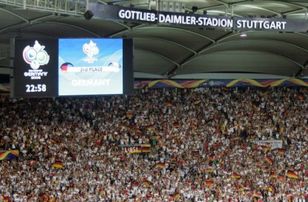 ... der deutsche Jubel in dieser Juli-Nacht riesengroß: Selbstverständlich im mit 52.000 Zuschauern ausverkauften Gottlieb-Daimler-Stadion, auf den Rängen wie ...