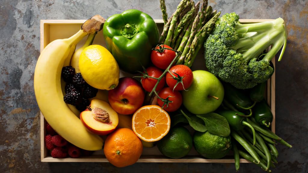 Kühlschrank, Obstkorb oder Keller? Erfahren Sie, wo Sie Ihr Obst und Gemüse am besten lagern und aufbewahren, damit Nährstoffe und Vitamine lange erhalten bleiben.