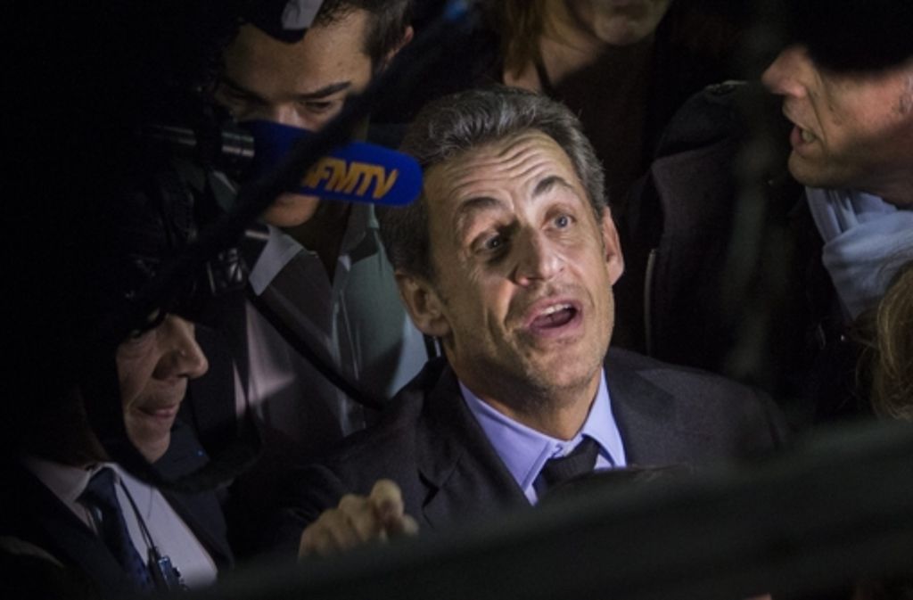 Im Juli 2014 wurde Nicolas Sarkozy als erster früherer französischer Präsident festgenommen – ihm wurden unter anderem Korruption und illegale Einflussnahme vorgeworfen. Auch in diverse Spendenaffären war Sarkozy verstrickt, darunter die Bettencourt-Affäre um illegale Spendengelder der reichsten Frau Frankreichs, Liliane Bettencourt.