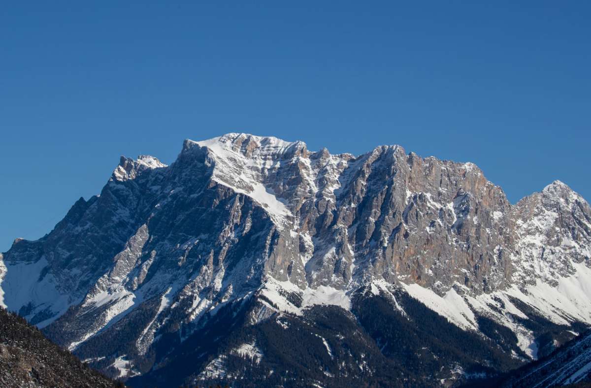Die Zugspitze ist mit 2962 Metern der höchste Gipfel des Wettersteingebirges und gleichzeitig Deutschlands höchster Berg. Das Zugspitzmassiv liegt südwestlich von Garmisch-Partenkirchen in Bayern und im Norden Tirols. Über ihren Westgipfel verläuft die Grenze zwischen Deutschland und Österreich.