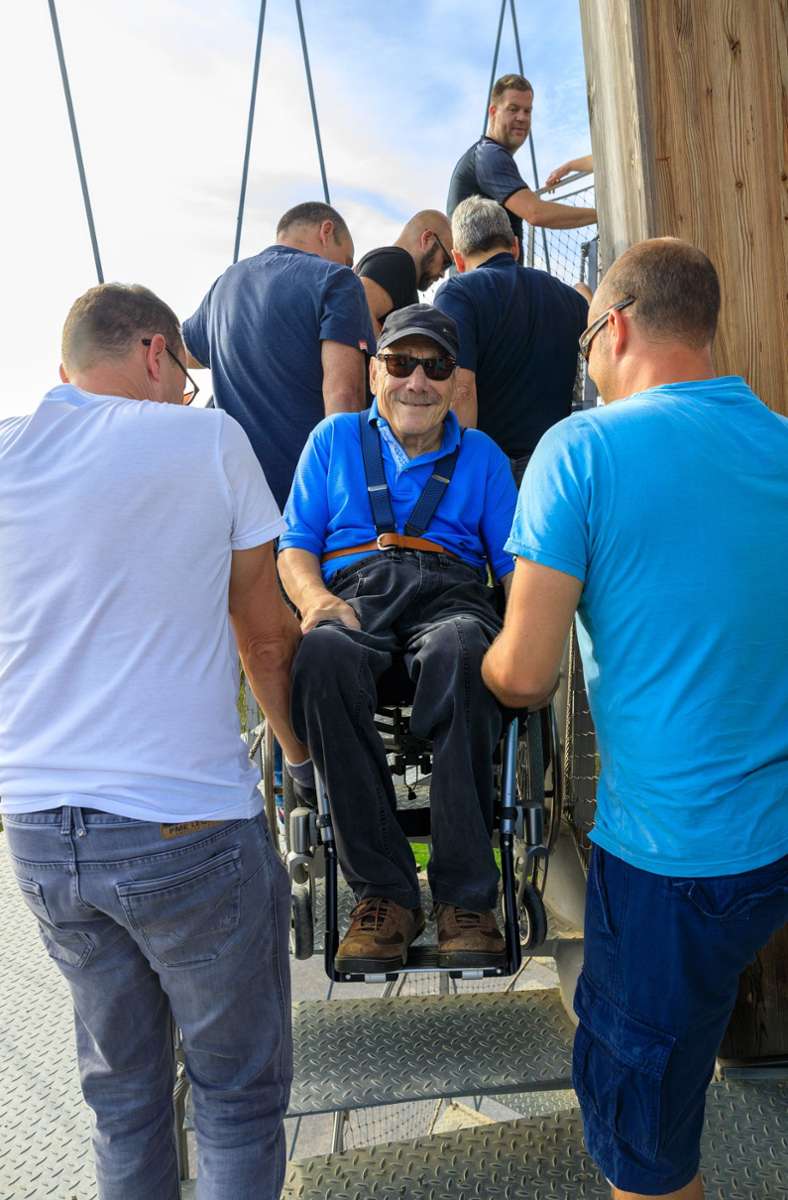 Insgesamt zehn Helfer waren haben den Döffinger Roland Lörcher, der im Rollstuhl sitzt, auf den Schönbuchturm getragen.
