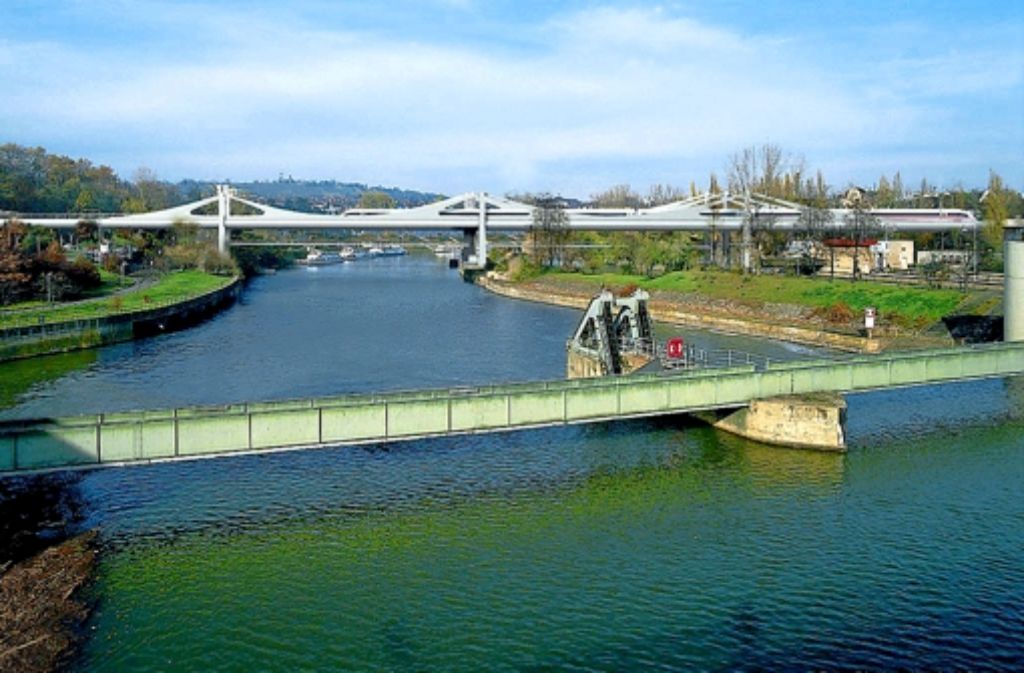 Die Hauptpfeiler der neuen Neckarbrücke (Hintergrund) sollen aus statischen Gründen versetzt werden. Foto: Deutsche Bahn