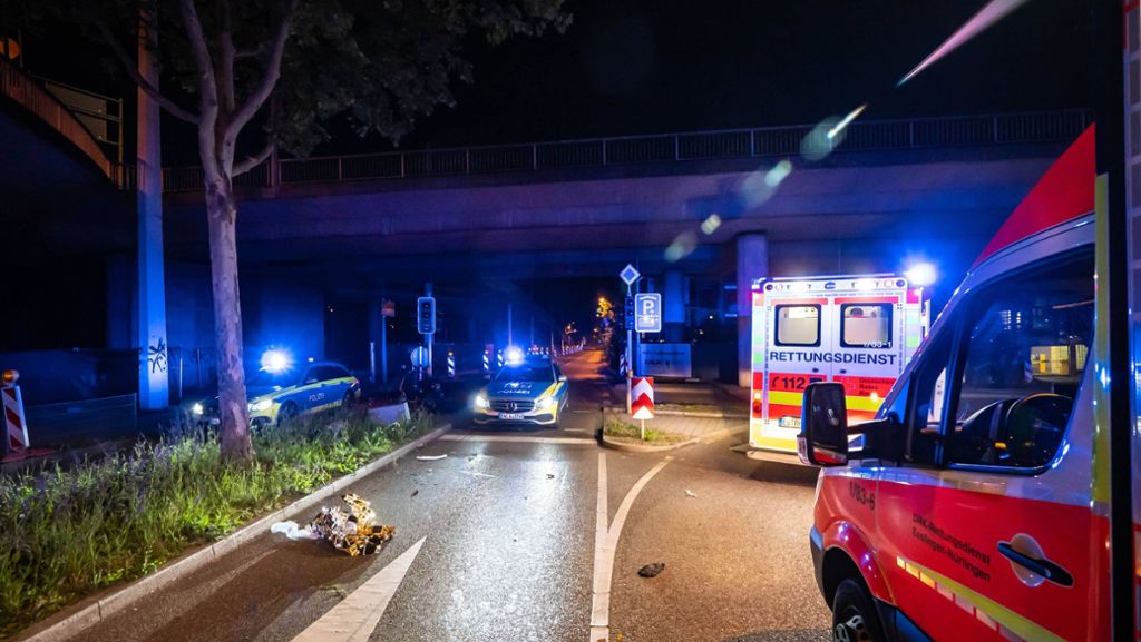 Betrunkener baut Unfall  in Esslingen: Roller-Sozius erleidet schwere Kopfverletzungen