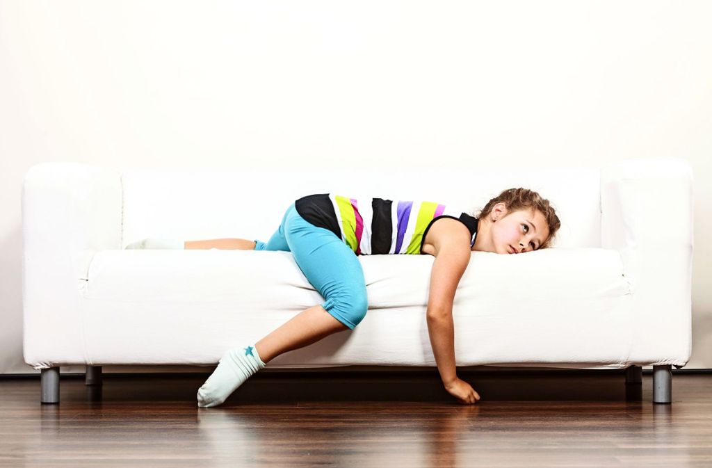 Immer häufiger leiden Kinder etwa unter Rückenproblemen. Einen Grund dafür sehen Experten in Bewegungsmangel. Foto: Voyagerix/Adobe Stock
