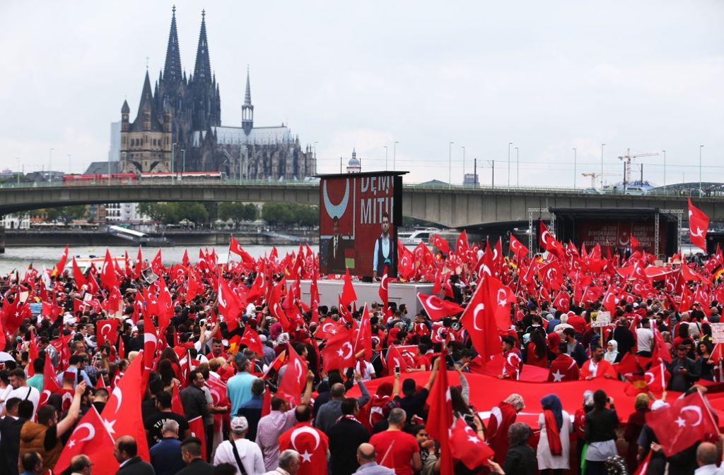 Die mehreren Zehntausend Anhänger des türkischen Präsidenten Recep Tayyip Erdogan hätten laut Polizei in Köln friedlich demonstriert.