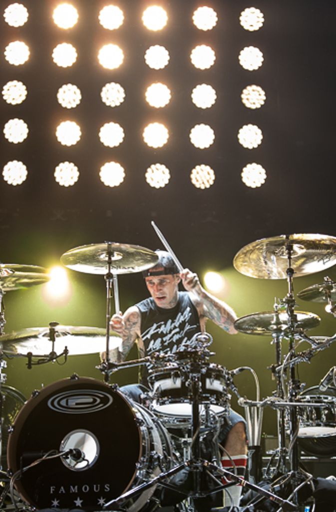 Der Blink-182-Schlagzeuger Travis Barker drischt in Stuttgart auf das Schlagzeug ein, als ginge es um sein Leben.