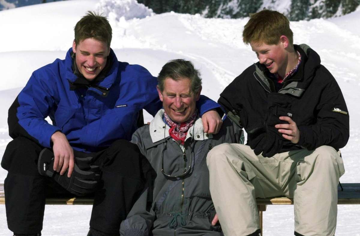 Dianas Tod schweißt Prinz Charles und seine Söhne wieder enger zusammen. Doch während William seine Rolle als Thronfolger perfekt ausfüllt und – zumindest öffentlich – nicht rebelliert, entwickelt sich Harry zu Prinz Charles’ Sorgenkind.