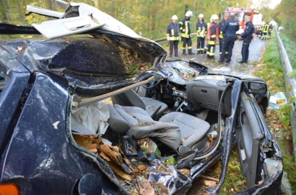 Unfall in Rheibach in Nordrhein-Westfalen: Ein Baum war durch den Orkan auf ein Auto gestürzt.